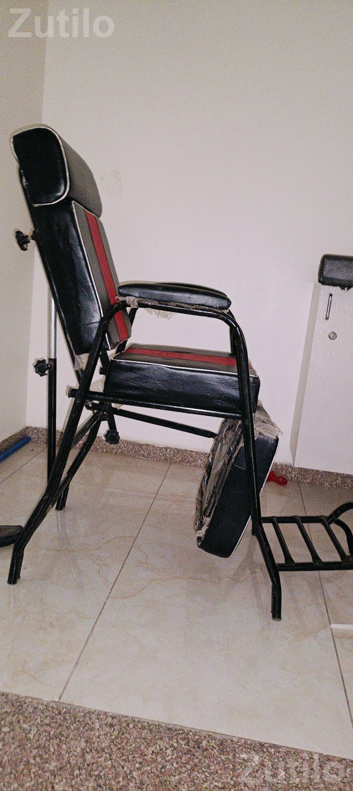 Salon Chair 2 Year Old Black Reclining Chair - ઓફિસ ફર્નિચર - રાજકોટ શહેર - Image 2