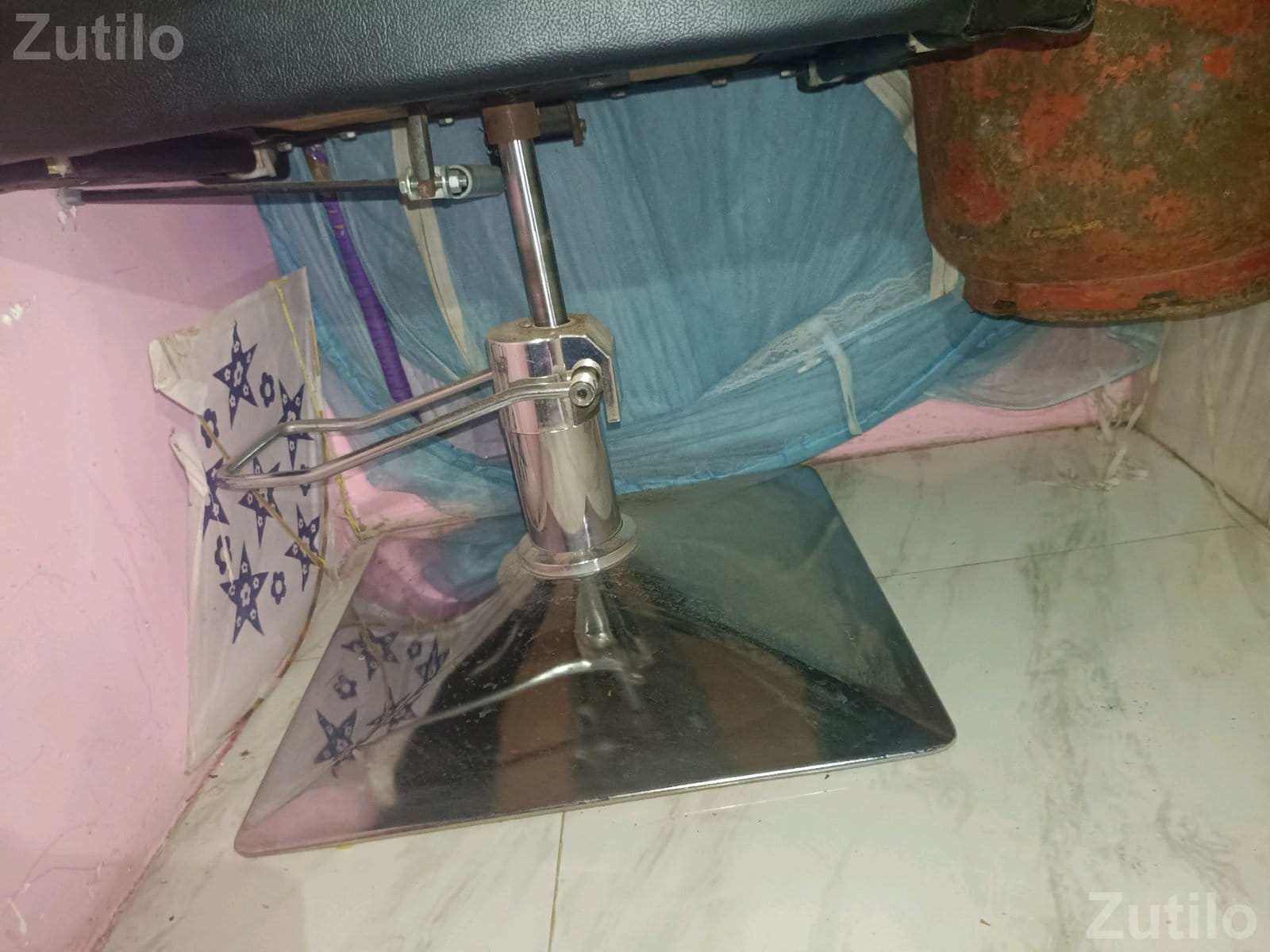 Salon Styling Chair 5 Months Old - Office Furniture - Junagadh City - Image 3