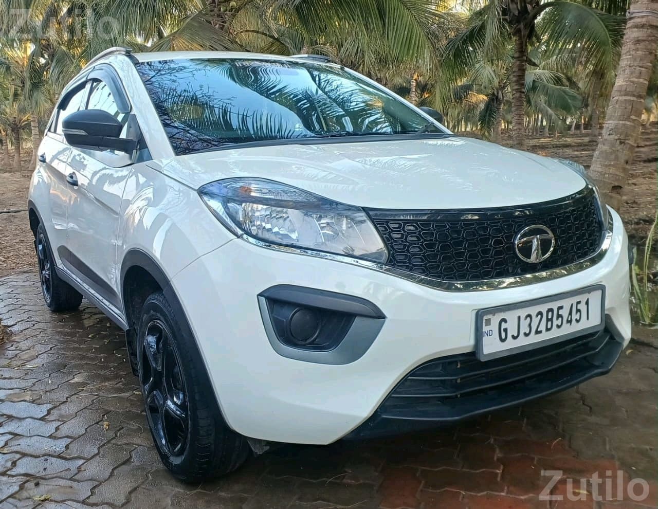Tata Nexon XM Petrol CNG 1st Owner