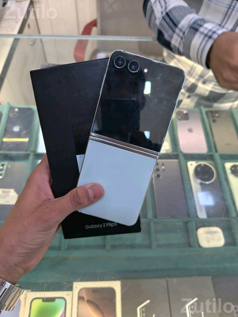 Samsung Galaxy Z Flip5 8GB 256GB - Mobile Phones - Surendranagar City - Image 3