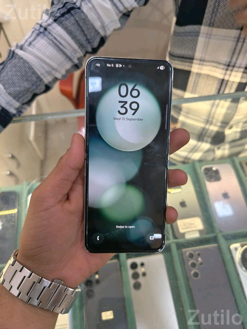 Samsung Galaxy Z Flip5 8GB 256GB - Mobile Phones - Surendranagar City - Image 4