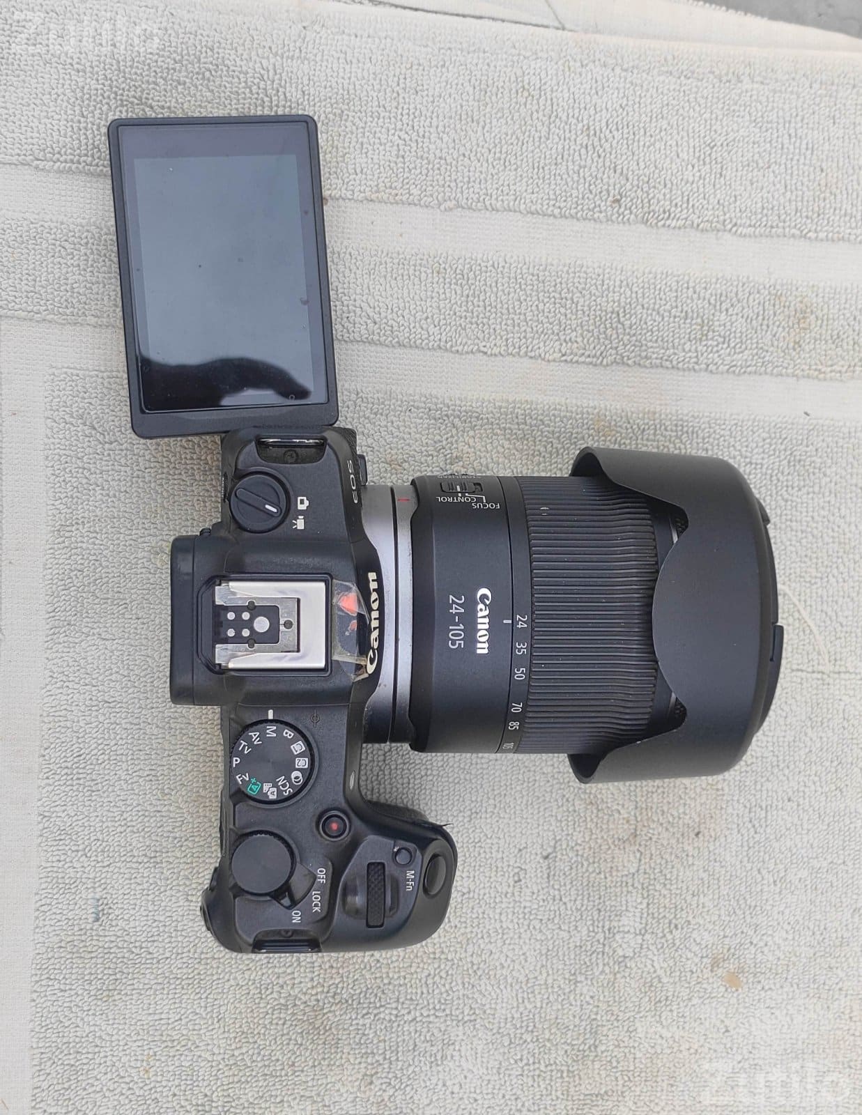 Canon r8 camera with24-105 stm lance