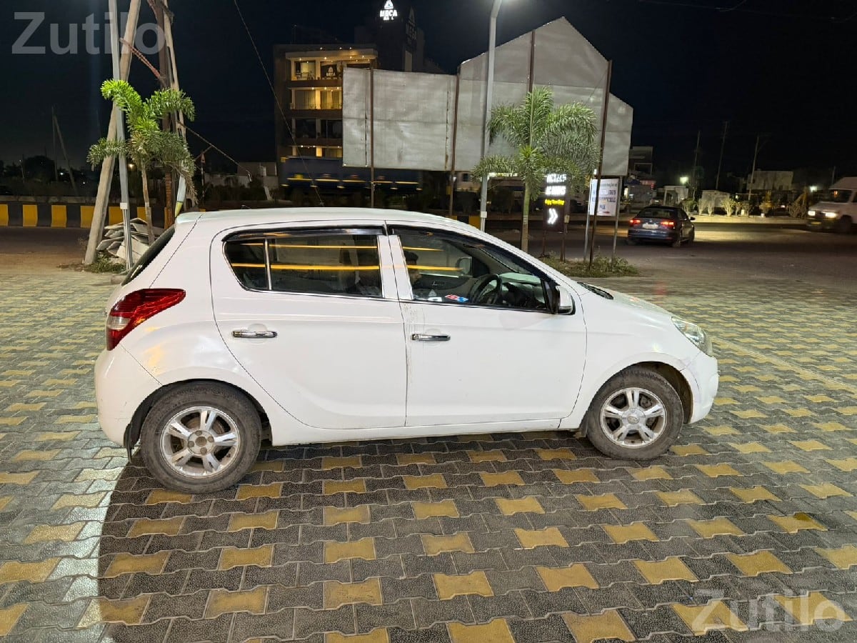 Hyundai i20 2011 Petrol CNG Car - કાર - રાજકોટ શહેર - Image 3