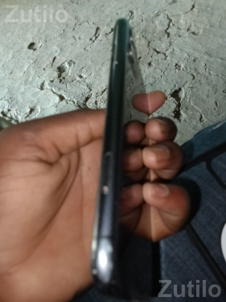 Apple iPhone Smartphone with Cracked Screen - Mobile Phones - Viramgam - Image 2