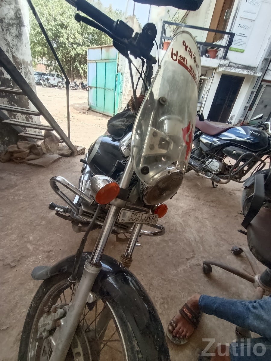 Bajaj Avenger Motorcycle with Front Windshield Bajaj Avenger Motorcycle with Front Windshield