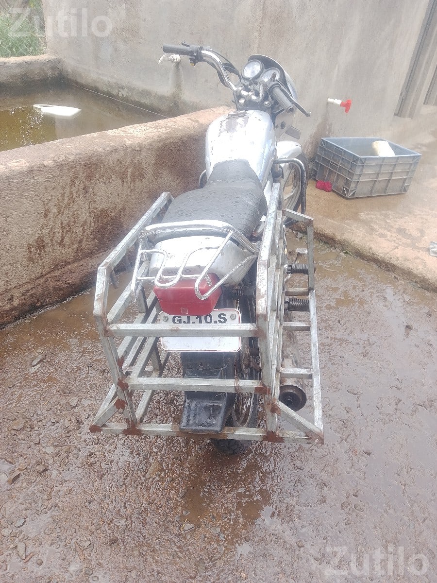 Motorcycle with Custom Side Carrier Frame Motorcycle with Custom Side Carrier Frame