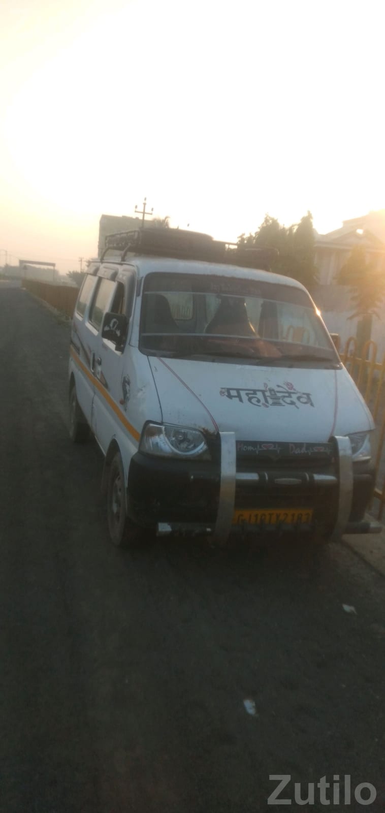 Maruti Suzuki Eeco 5 Seater Taxi Passing