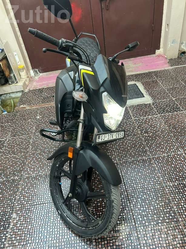 2021 Honda Motorcycle 8000 km Driven 2021 Honda Motorcycle 8000 km Driven