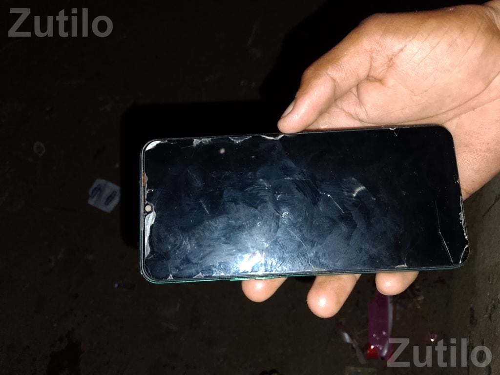 Used Smartphone for Sale with Cracked Screen Used Smartphone for Sale with Cracked Screen