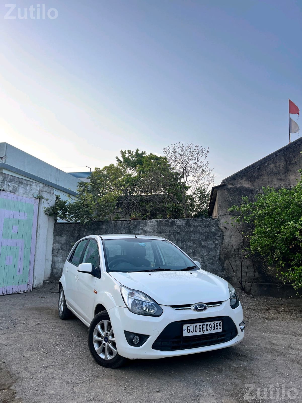Ford Figo Titanium Diesel White Car - કાર - અમરેલી - Image 4