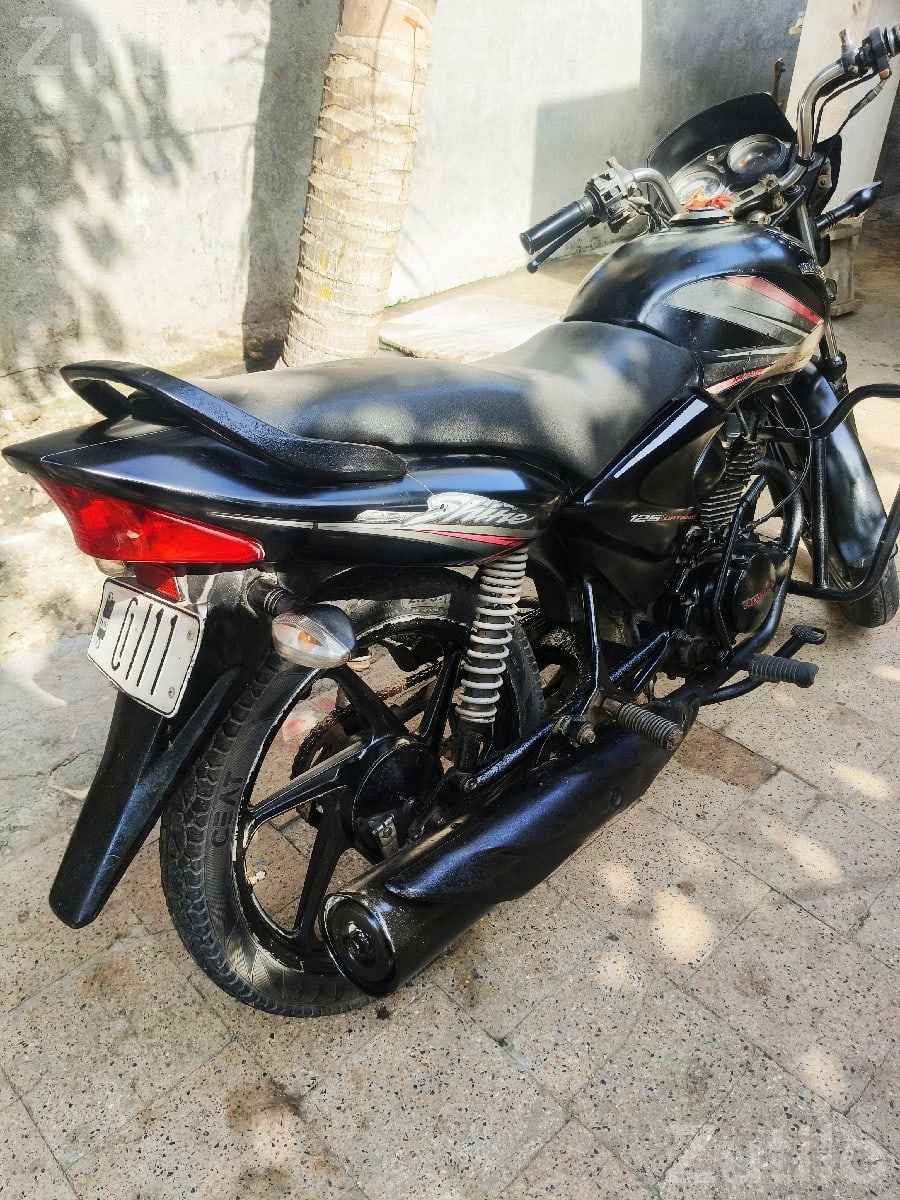2014 Honda CB Shine with New Tubeless Tyres 2014 Honda CB Shine with New Tubeless Tyres