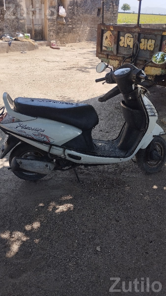 Hero Honda Pleasure Scooty 2011, 27,000 km Hero Honda Pleasure Scooty 2011, 27,000 km