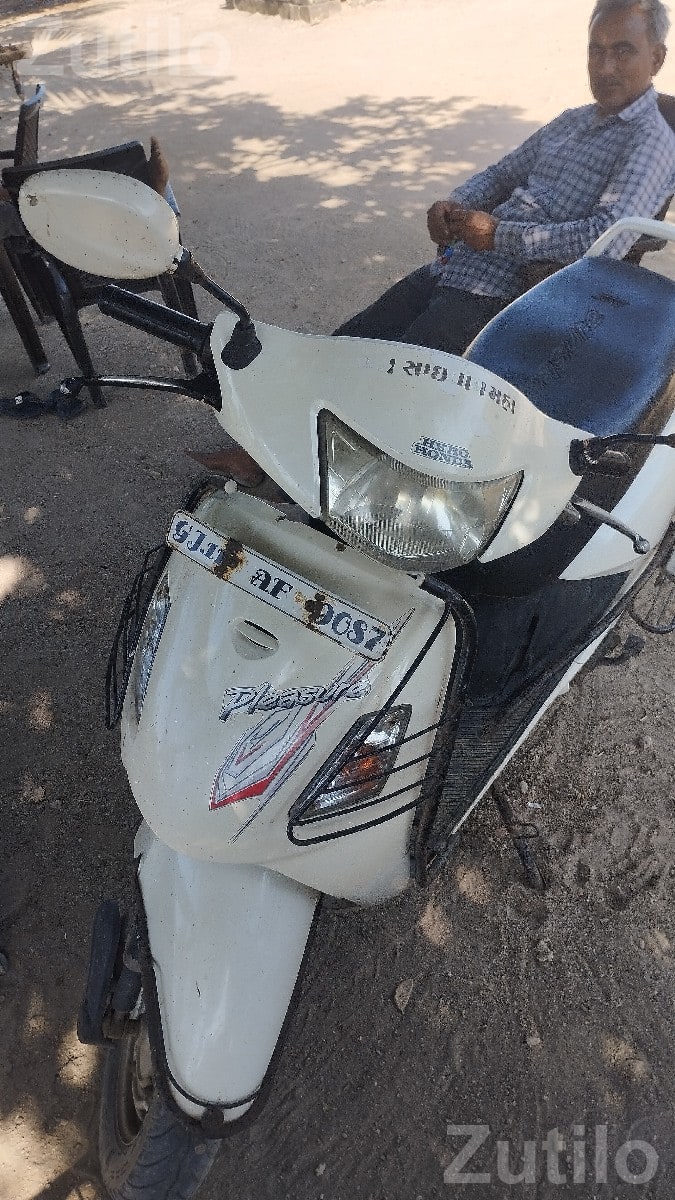 Hero Honda Pleasure Scooty 2011, 27,000 km - Bikes - Porbandar City - Image 2