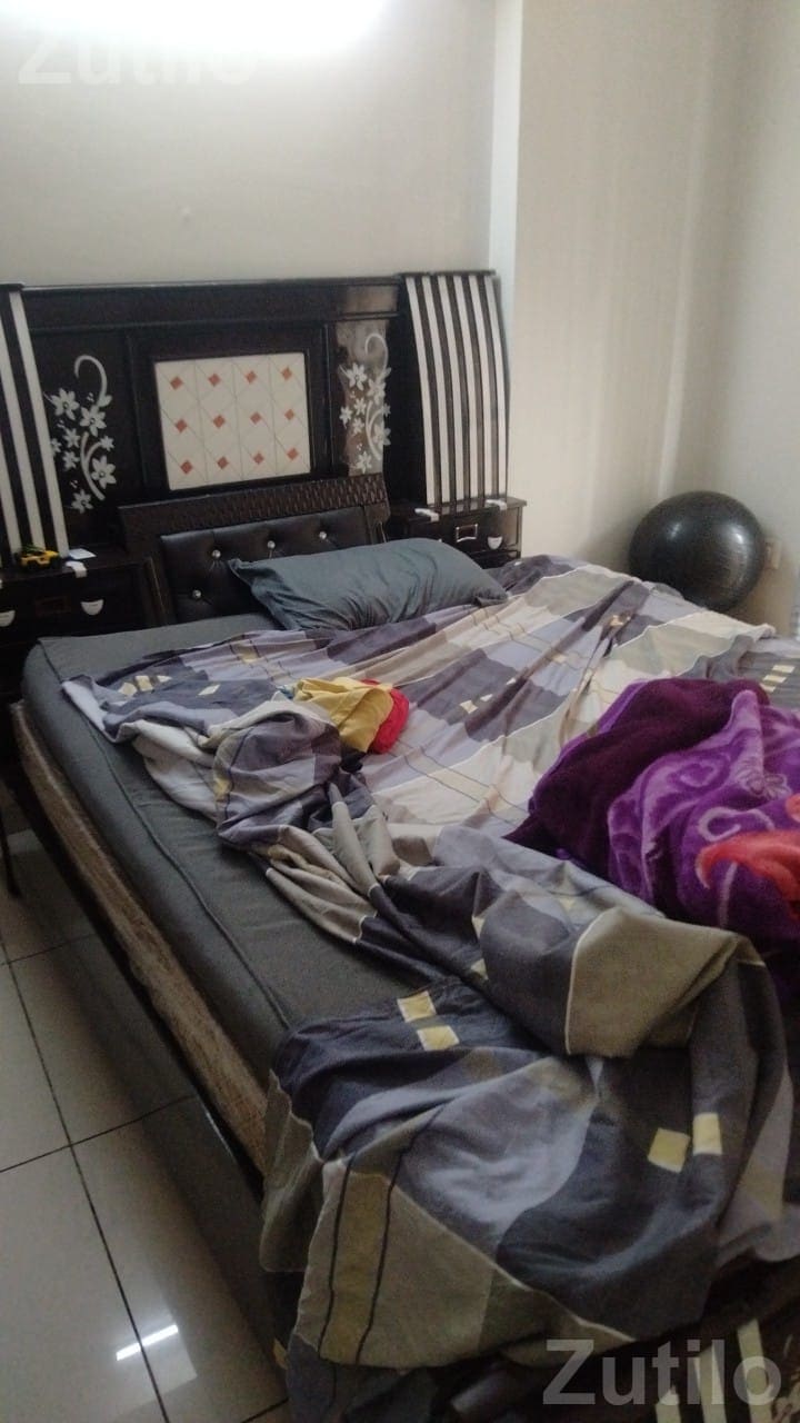 Queen size bed Queen size bed