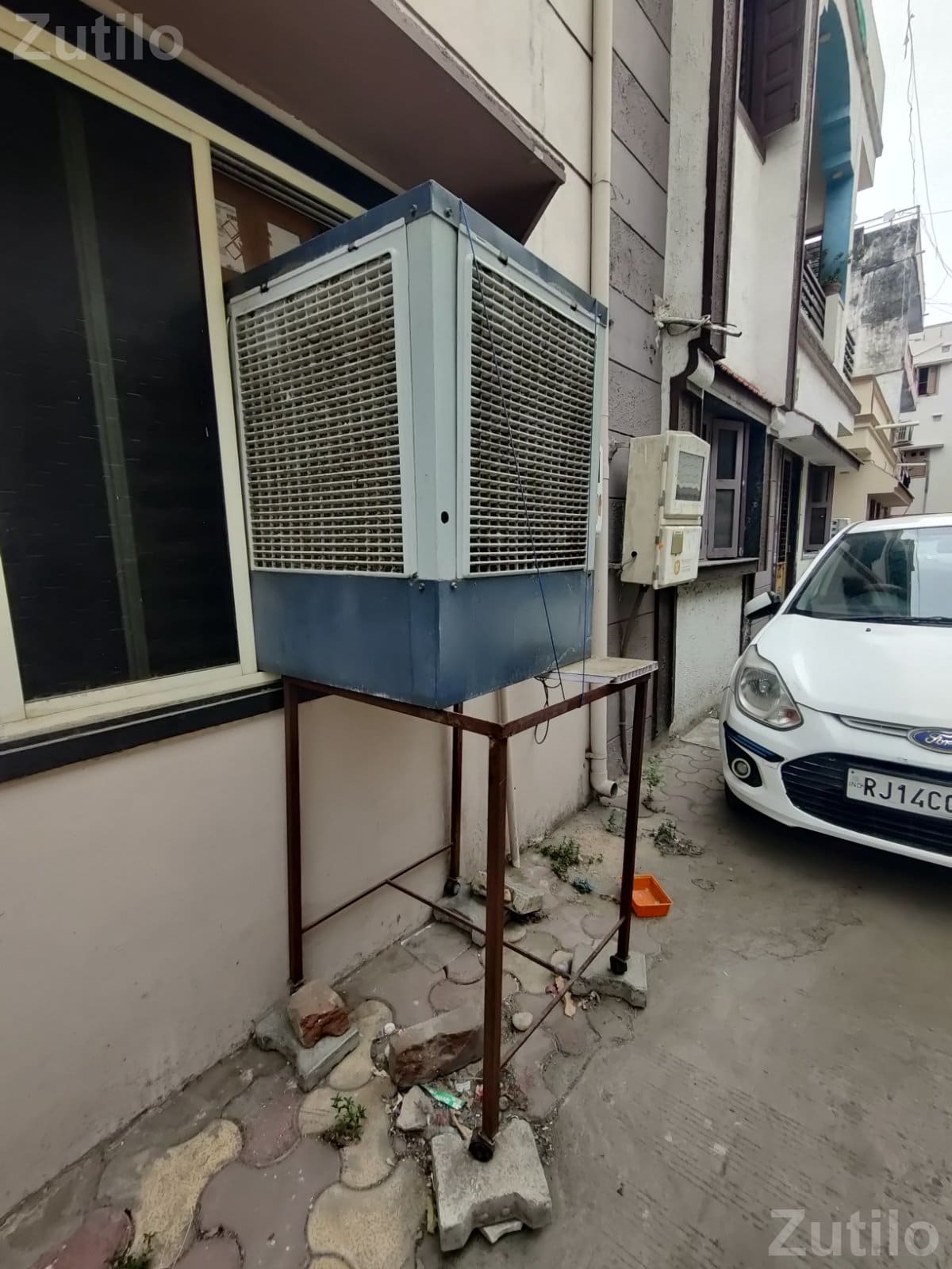 Cooler with stand