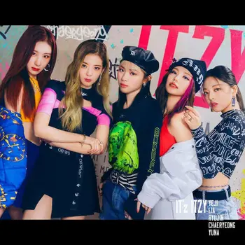 ITZY IT'Z ITZY albüm kapağı