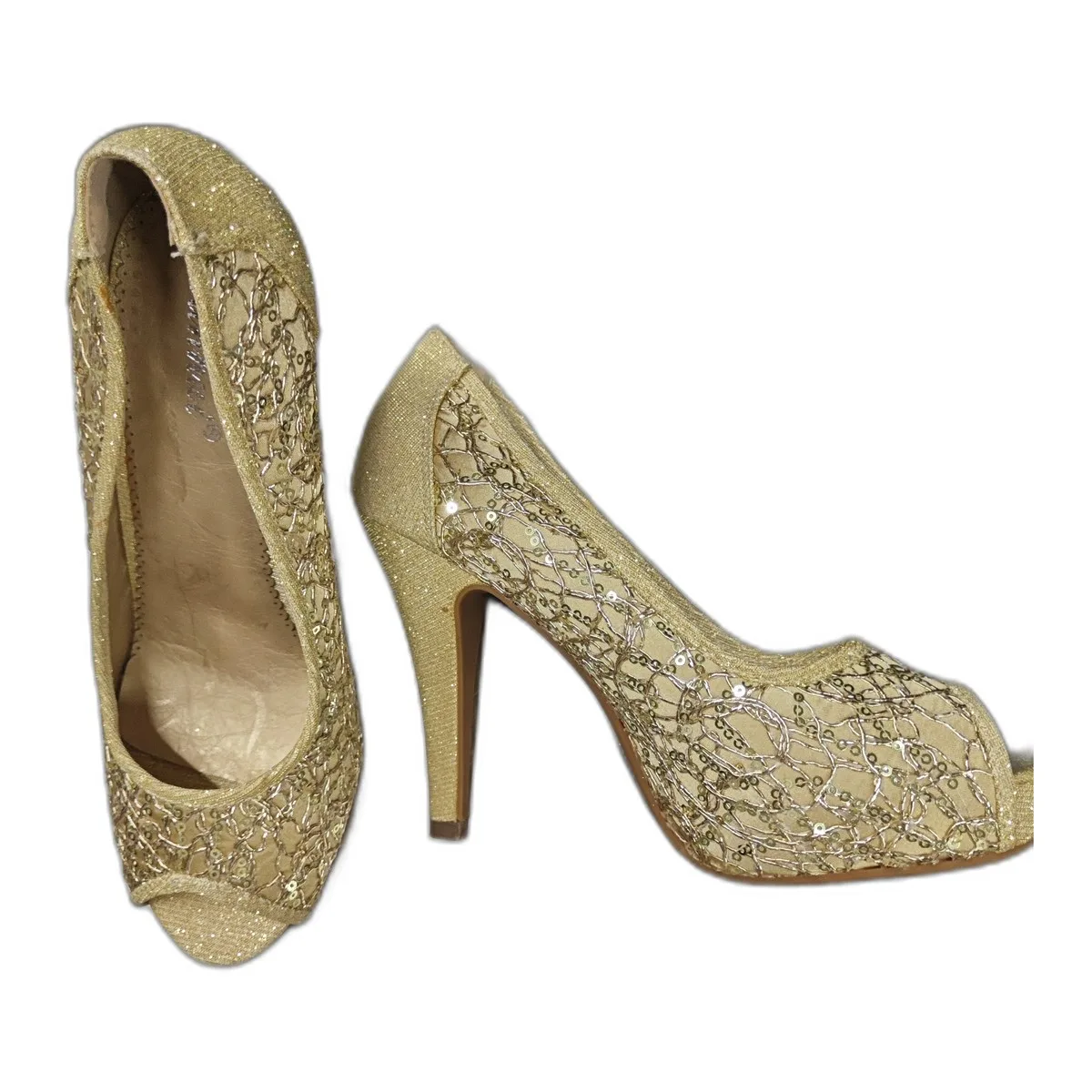 Escarpins à talons hauts dorés pailletés et broderies résille