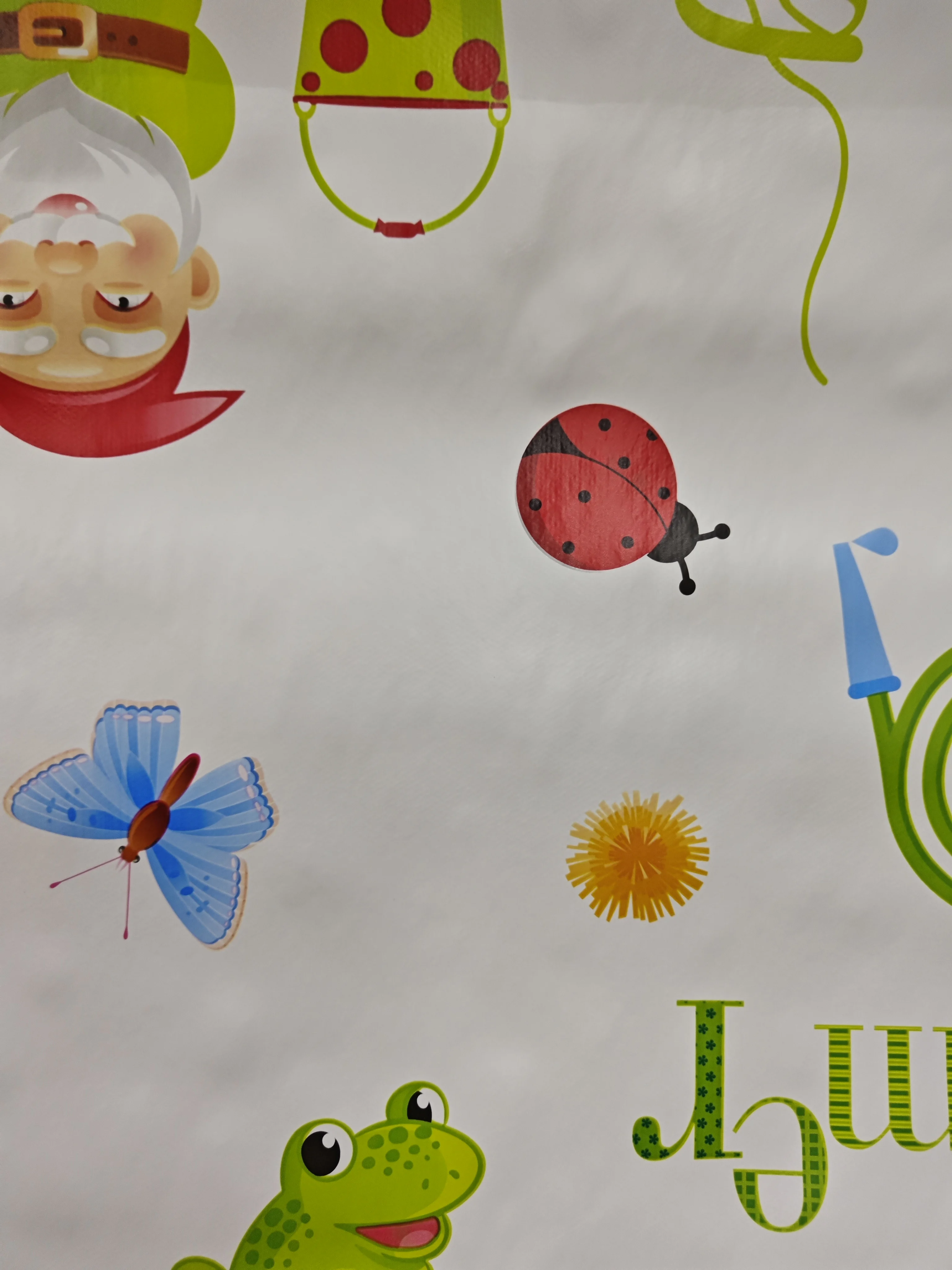 Toile cirée au mètre motif jardin joyeux avec nains, papillons et coccinelles