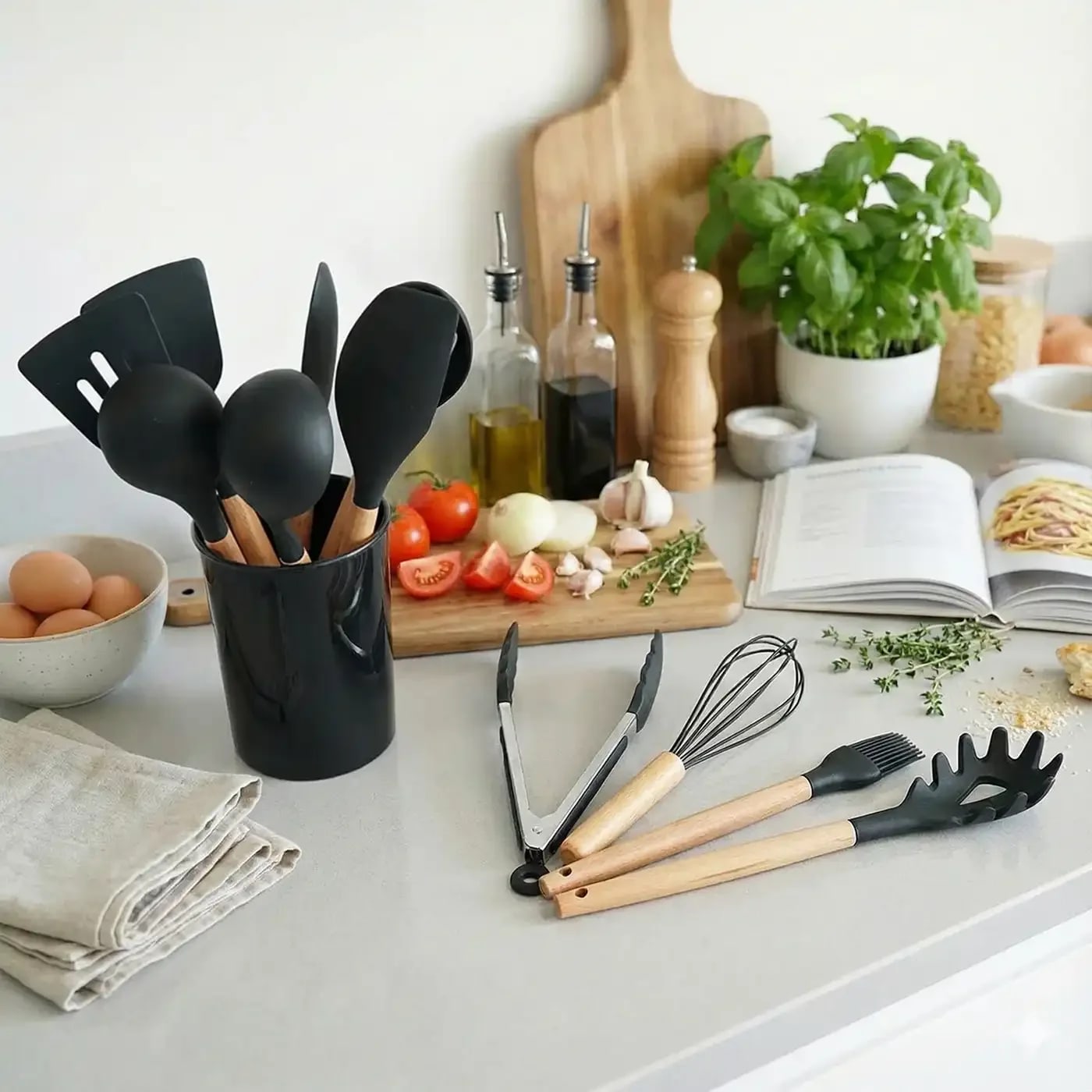Set de 12 Ustensiles de Cuisine en Silicone avec Manche en Bois, Résistants à la Chaleur – Comprend Spatule Ajournée, Spatule Pleine, Louche à Soupe, Fouet à Œufs, Pince Alimentaire, Pinceau de Pâtisserie, Raclette de Mélange, Cuillère-Spatule, Cuillère Ajournée, Cuillère Pleine, Cuillère à Pâtes et Pot à Ustensiles