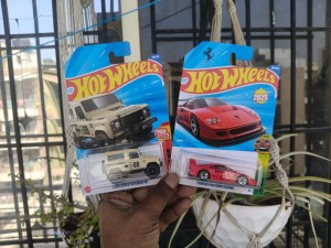 BOX DAMAGE FERRARI AND LAND ROVER