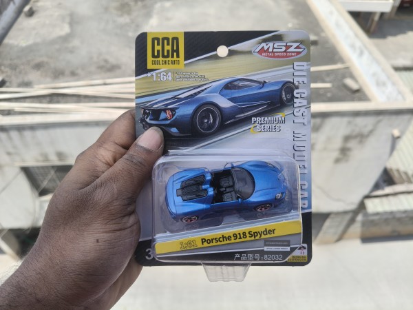 Porsche 918 Spyder in blue