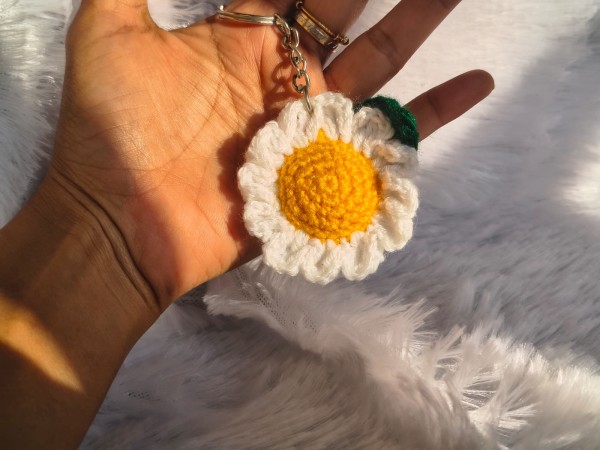WHITE FLOWER CROCHET KEYCHAIN