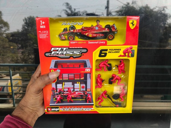 f1 1:43 scale ferrari car with 6 figurings and garage