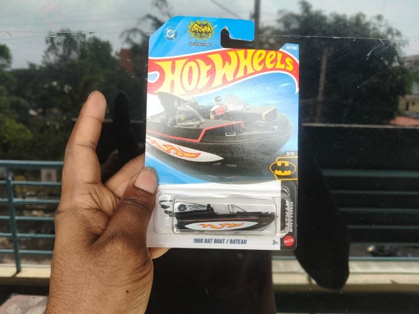 BATMAN BOAT IMPORTED HOTWHEELS CAR