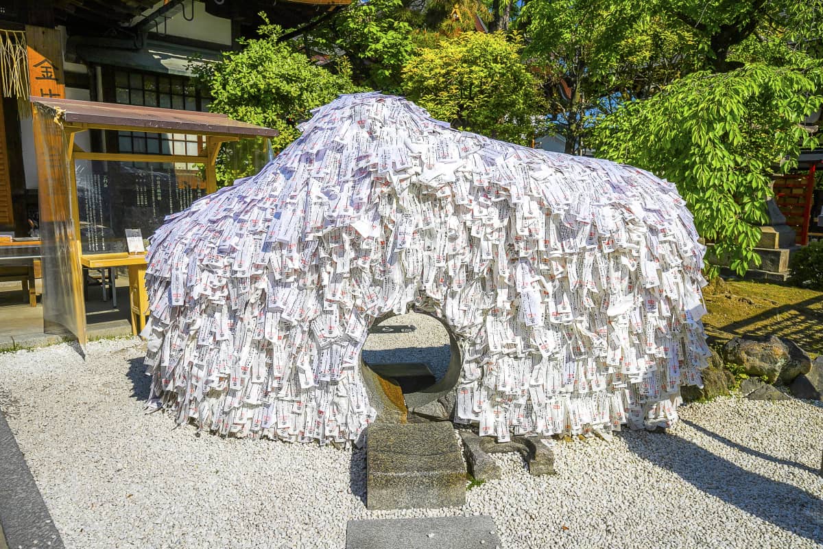 Yasui Konpiragu Shrine Kyoto - Enkiri Enmusubi stone