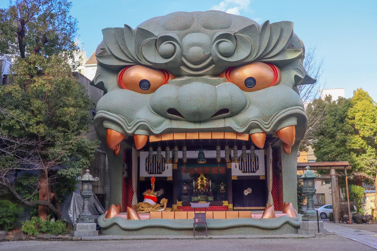 Namba Yasaka Shrine - Osaka lion head shrine