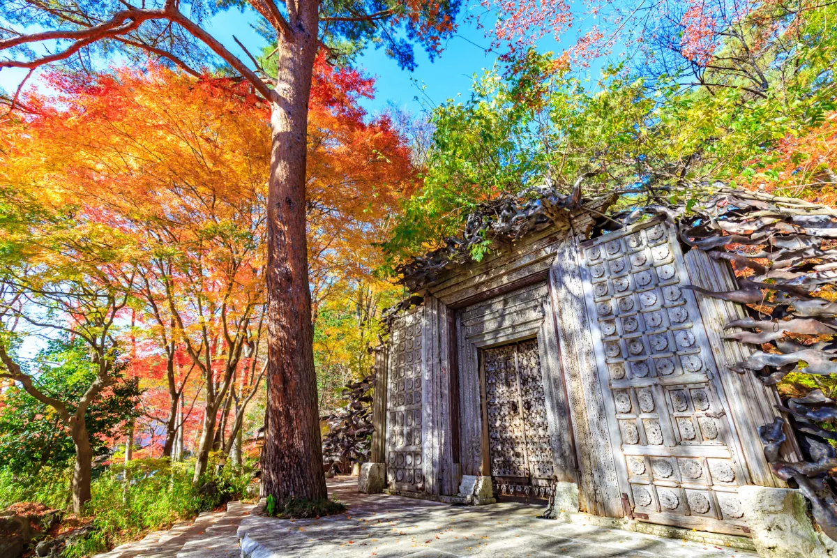 Peaceful walking paths, stone structures, and landscaped gardens at the Kubota Itchiku Art Museum