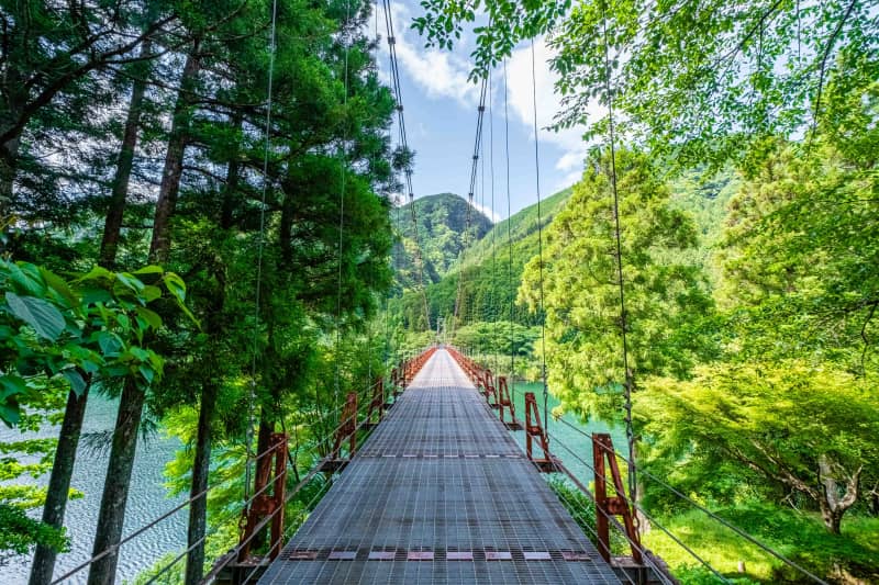 Kamidoro Bridge Wakayama - scenic suspension bridge