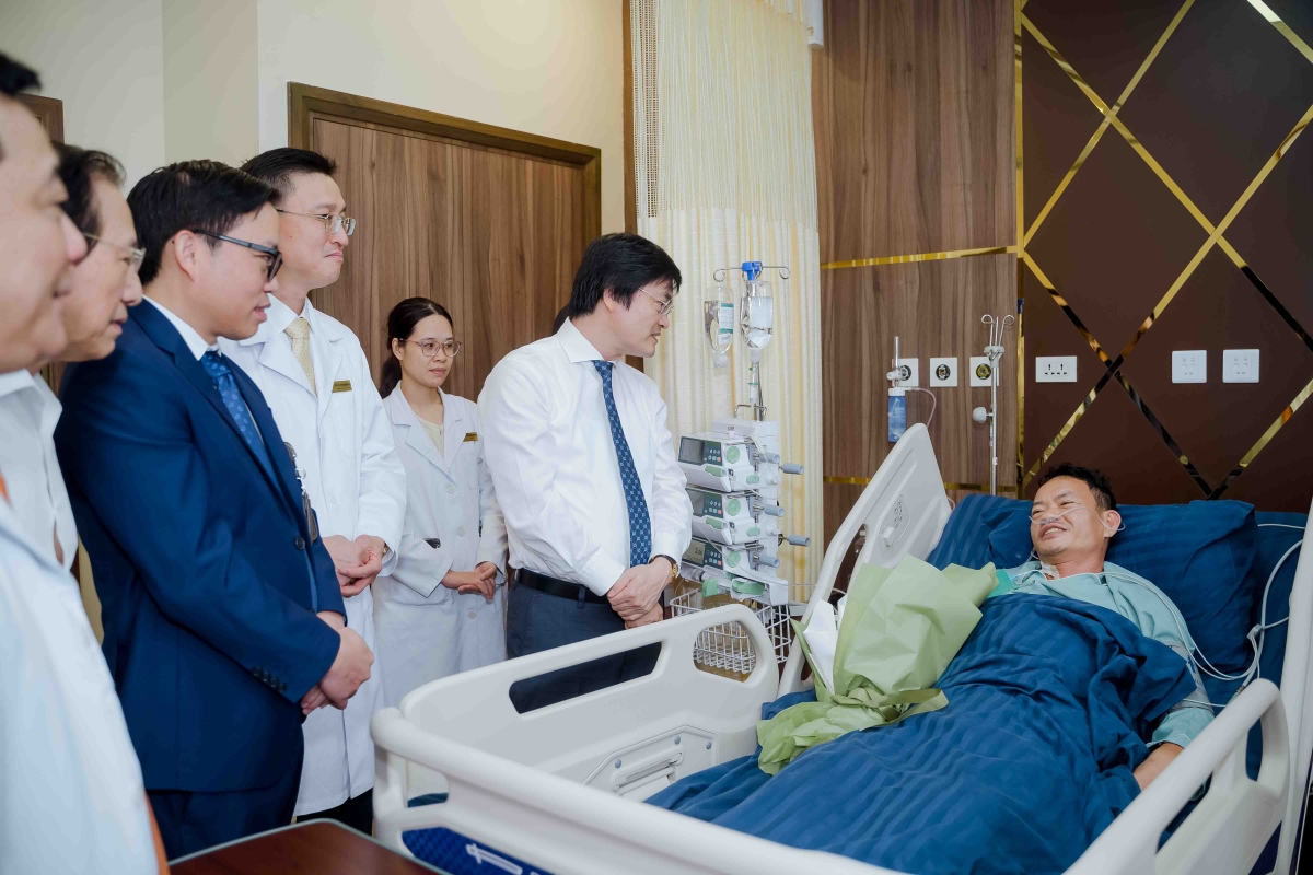 TS Nguyễn Trọng Diện - Giám đốc Sở Y tế Hà Nội thăm hỏi bệnh nhân sau ca phẫu thuật tại Vinmec Smart City. TS Nguyễn Trọng Diện - Giám đốc Sở Y tế Hà Nội thăm hỏi bệnh nhân sau ca phẫu thuật tại Vinmec Smart City.