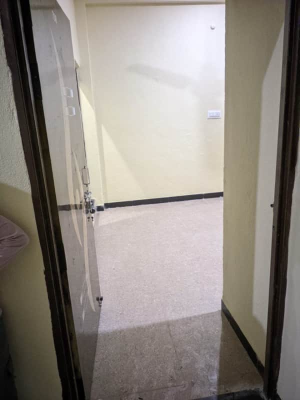 Best Single Room in Englishpura - Image 4