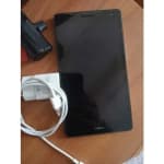 Tablette Huawei MediaPad avec chargeur et accessoires - image 2