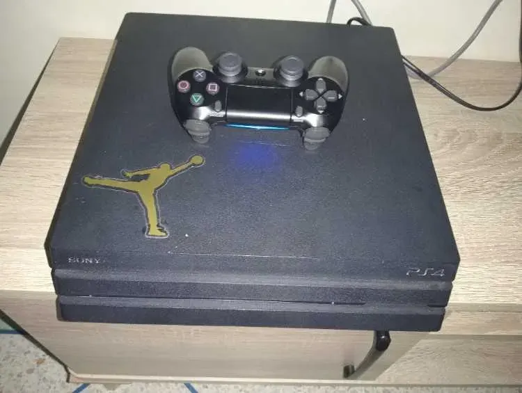 PS4 Pro 1TB – État Neuf avec Boîte et 3 Jeux - image 1