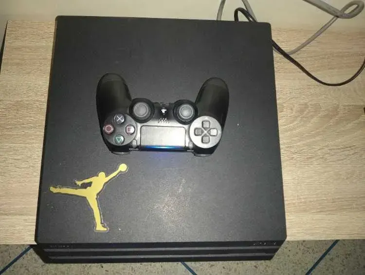 PS4 Pro 1TB – État Neuf avec Boîte et 3 Jeux - image 2