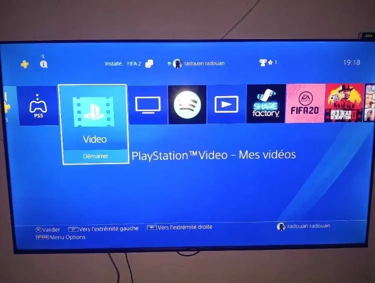 PS4 Pro 1TB – État Neuf avec Boîte et 3 Jeux - image 3