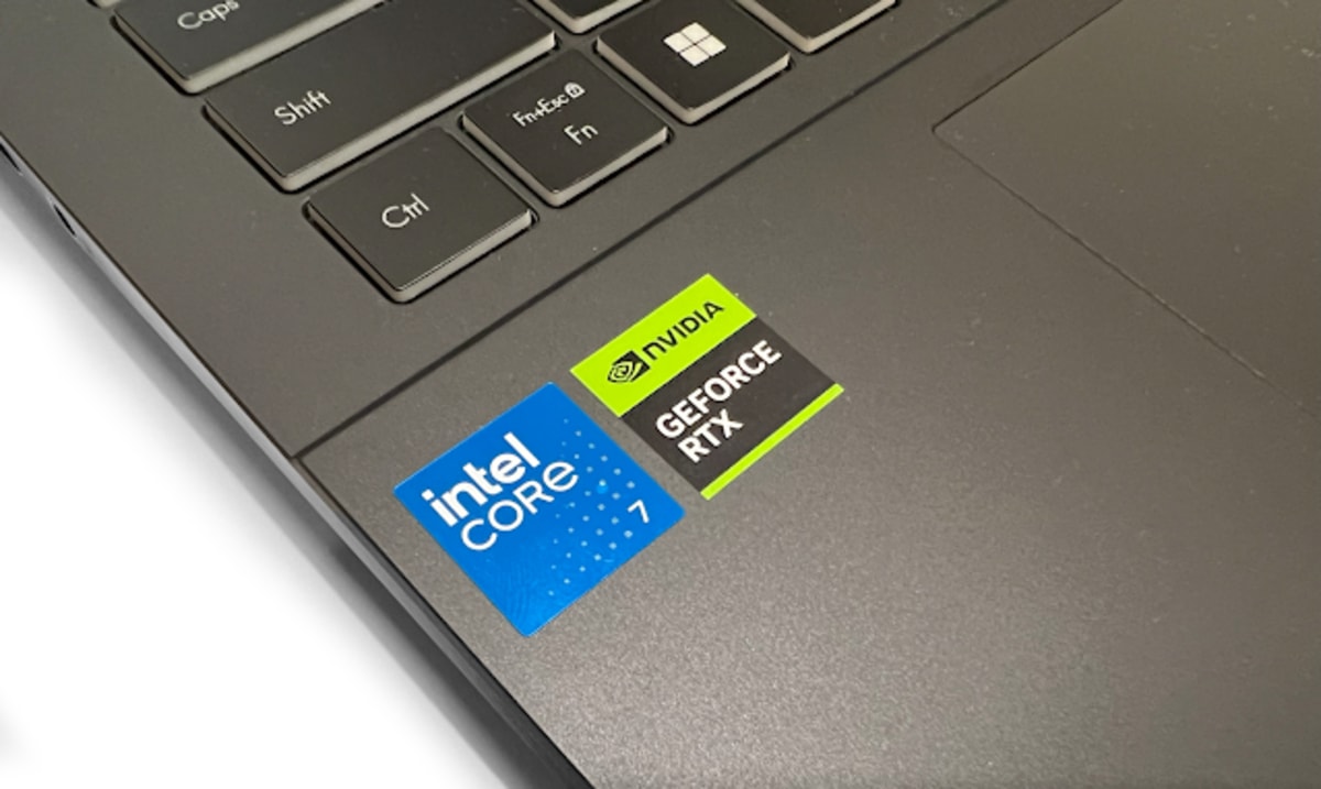 Asus V16 (צילום: גד גניר)