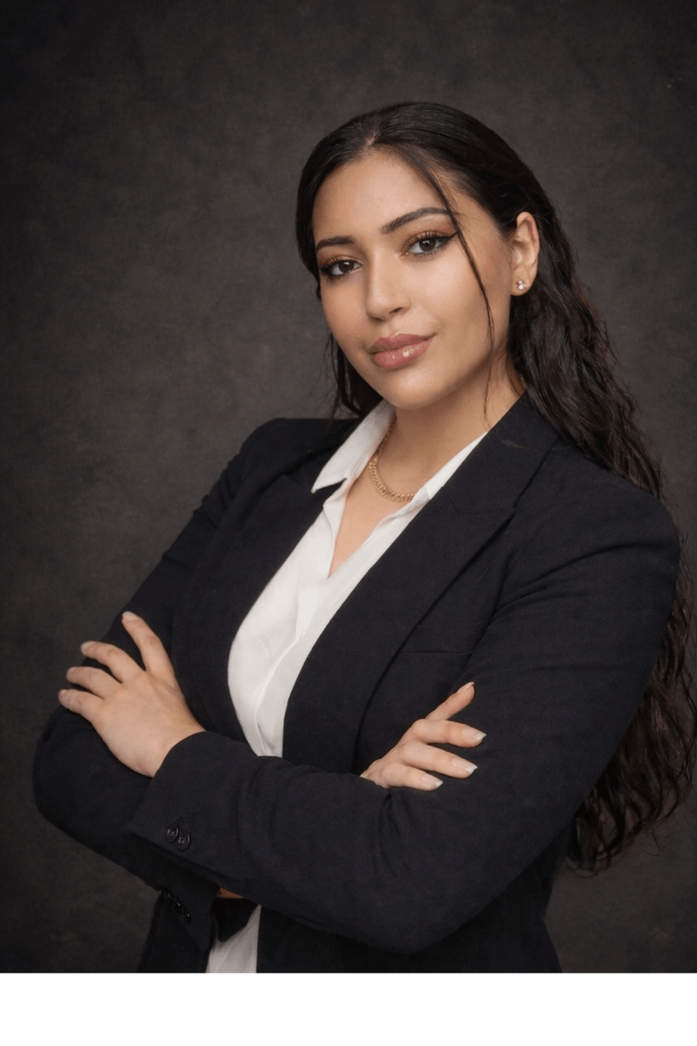 Portrait d’Amel, fondatrice de KEIRO, ingénieure et cheffe de projet informatique spécialisée dans la création de sites professionnels