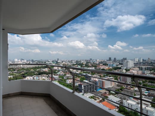 2 Bedroom Rental in Ratchayothin - Image 3
