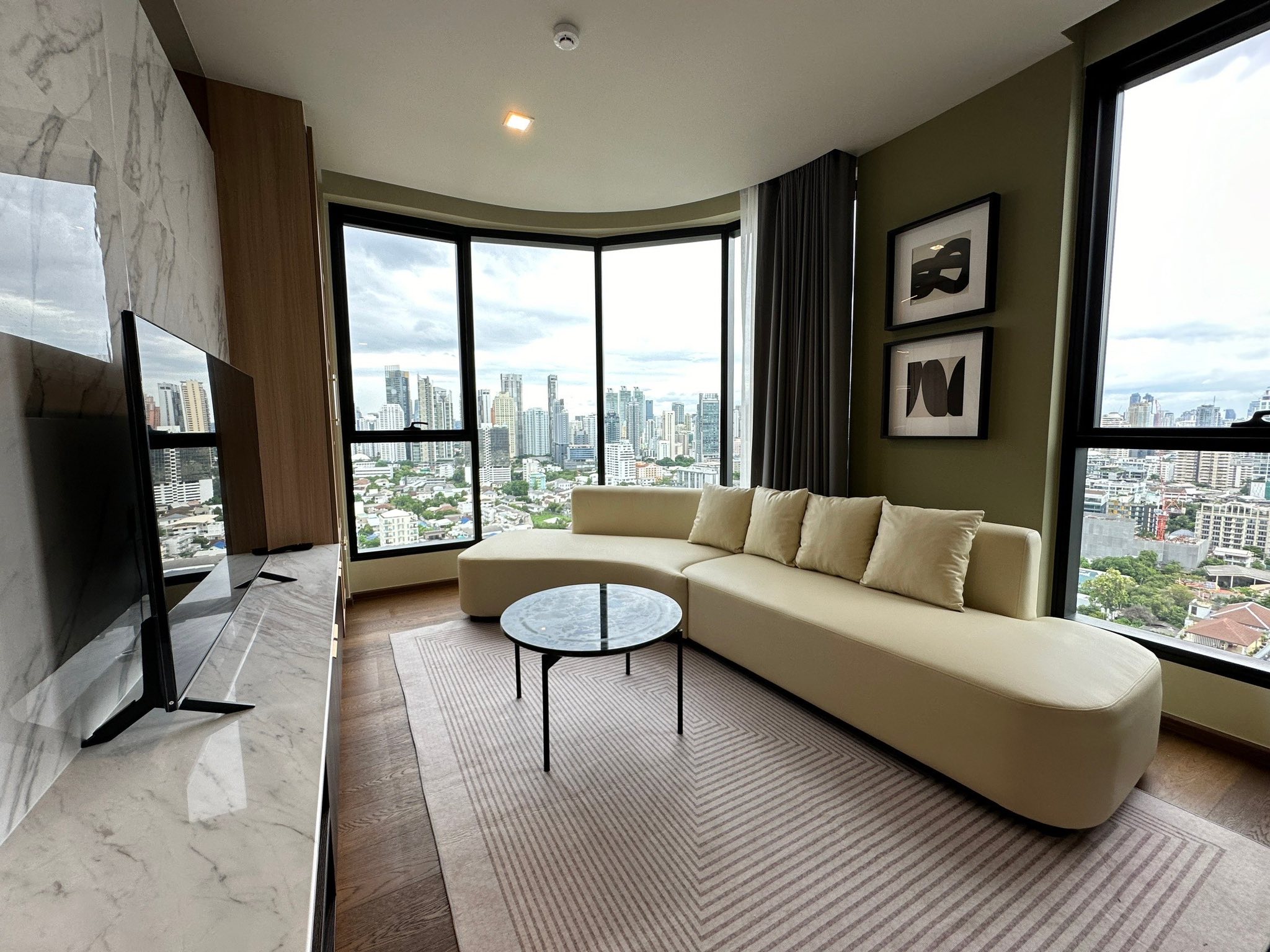 Corner Unit 2 Bedrooms Condo in Thong Lor
