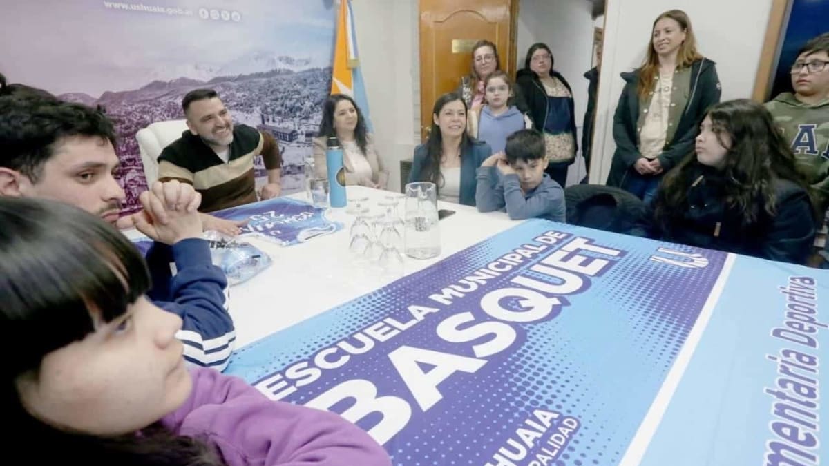 La Escuela Municipal de Básquet estrenó nueva indumentaria