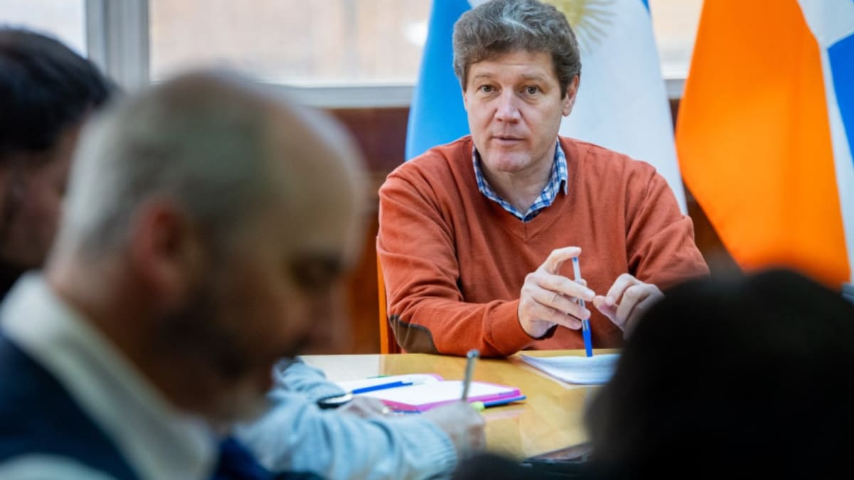 Melella decretó la emergencia salarial docente por 12 meses tras el acuerdo con SUTEF