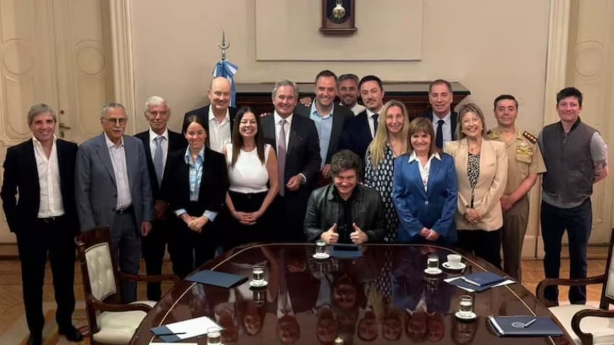 Milei oficializó el aumento de sueldos para funcionarios