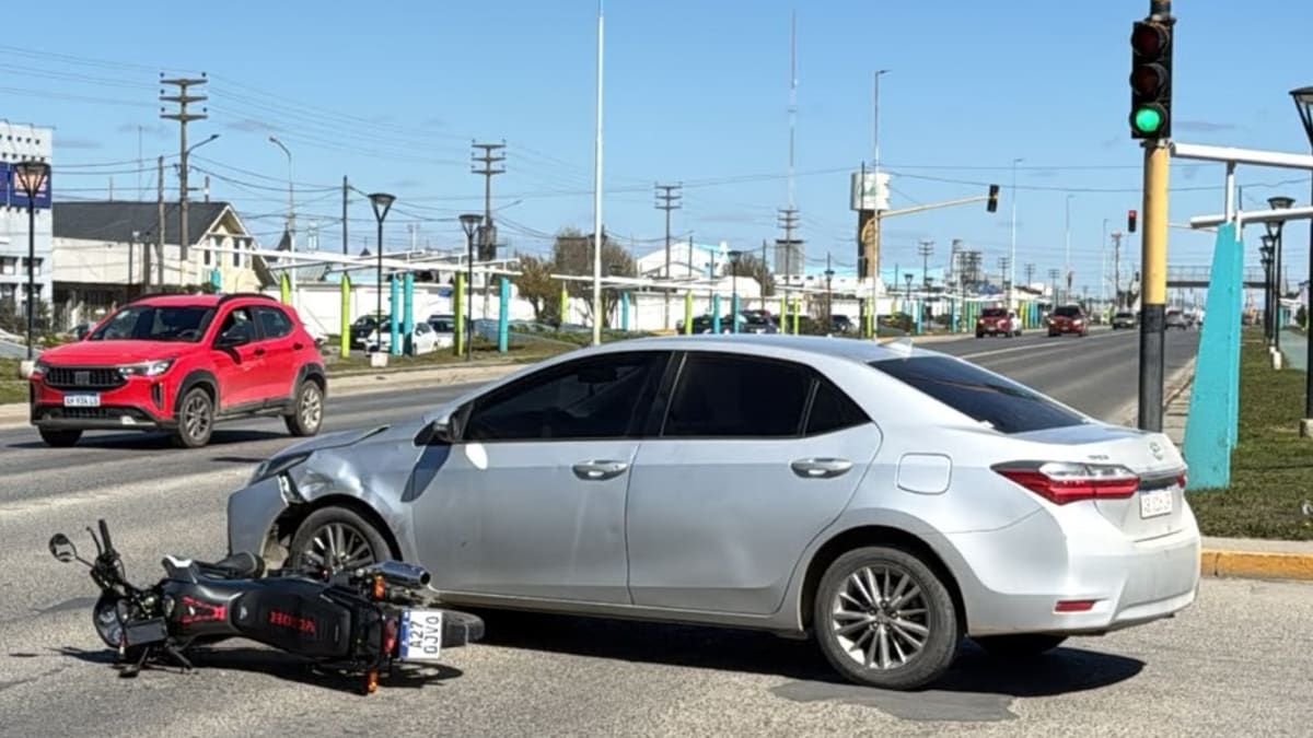 Chocaron un auto y una motocicleta