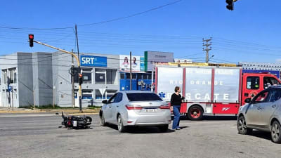 Chocaron un auto y una moto, hay un herido leve