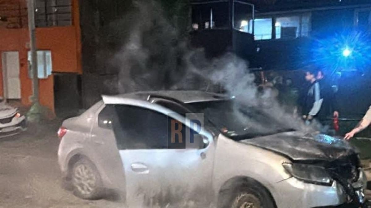 Vecinos de un barrio de Ushuaia tuvieron que apagar el incendio en un vehículo que transitaba por la calle