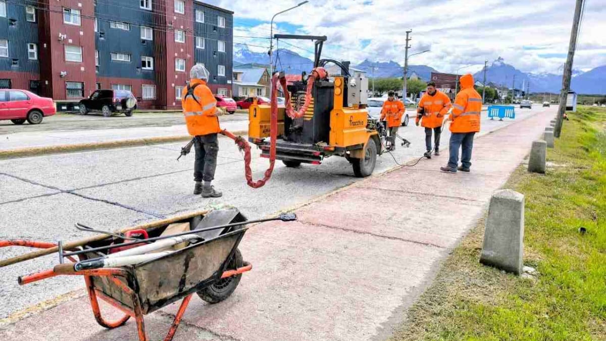 La Municipalidad de Ushuaia avanza con trabajos de recuperación vial, veredas y mantenimiento urbano en distintos puntos de la ciudad