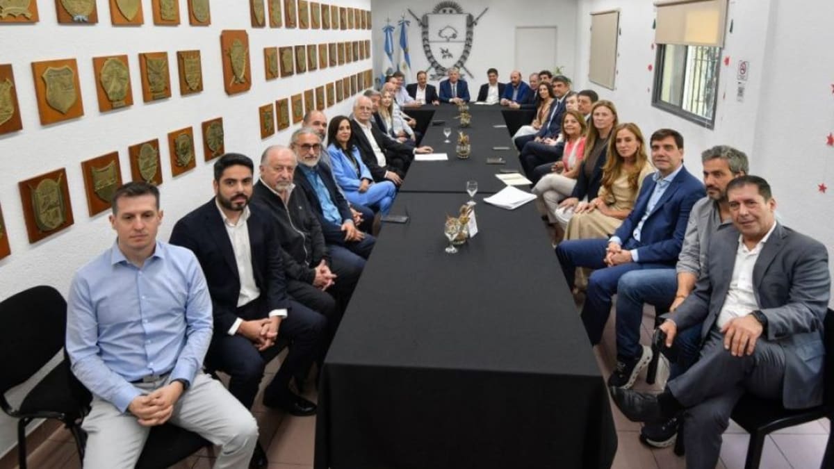 Melella participó de un encuentro de gobernadores del PJ con eje en el federalismo y la situación económica